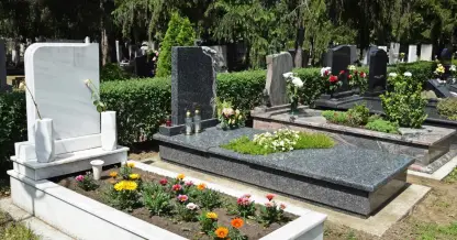 Monuments funéraires en cimetière