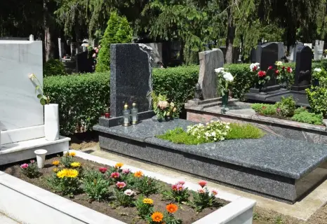 Monuments funéraires en cimetière