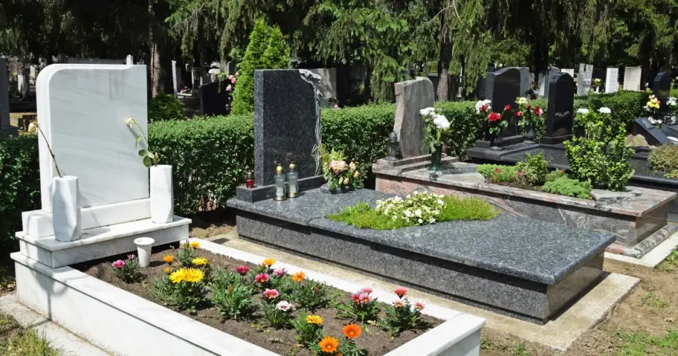 Monuments funéraires en cimetière